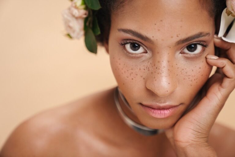 Quelles solutions pour neutraliser les tâches brunes sur la peau ?