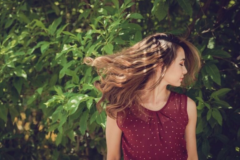 Traiter bien votre cuir chevelu avec la technique du scalp care